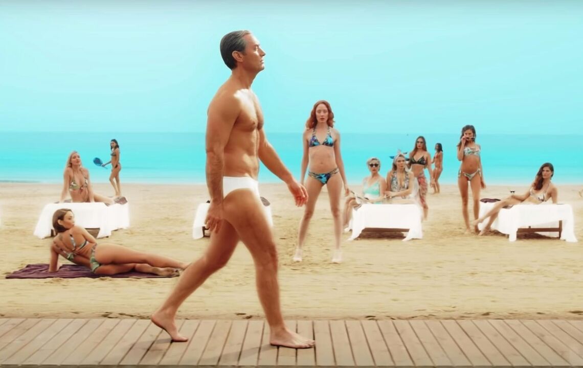 Las chicas en la playa miraron fijamente a un hombre agrandando su pene.